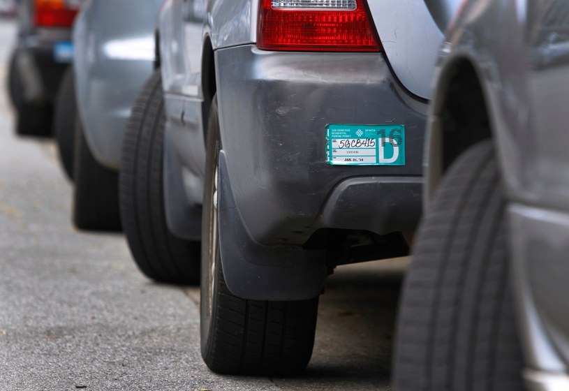 Skręcasz tak przy parkowaniu? Podobno to szkodzi, ale kierowcy mają ważny powód /Getty Images