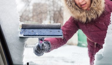 Skrobiesz szybę kartą płatniczą? To nie jest dobry pomysł