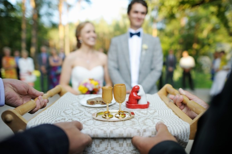 Skromne wesela odchodzą w niepamięć? Każda para chciałaby wspominać swoje przyjęcie do końca zycia /123RF/PICSEL