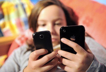 Skróty SMS-owe mogą ułatwić dzieciom naukę czytania i pisania /AFP