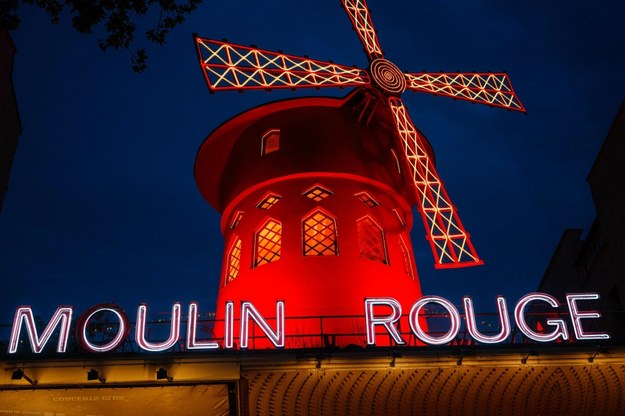 Skrzydła nad Moulin Rouge - którego nazwa oznacza "czerwony młyn" - kręcą się od jego powstania /DIMITAR DILKOFF/AFP/East News /