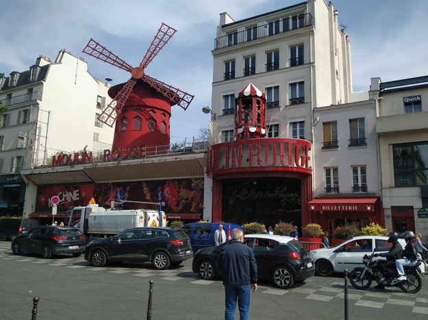 Skrzydła nad Moulin Rouge - którego nazwa oznacza "czerwony młyn" - kręcą się od jego powstania /Renata Gaweł /RMF FM