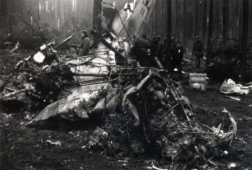 Skrzydła samolotu odpadły po uderzeniu w drzewa. Antonow obrócił się i rozpadł po upadku na ziemię /ipn.gov.pl /domena publiczna