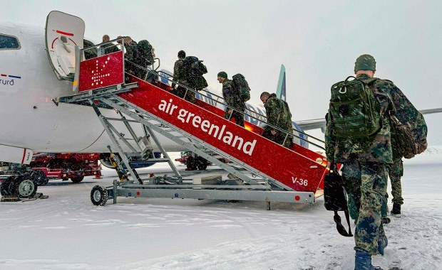 Skrzynia złota dla Trumpa? Niemcy grzmią o Grenlandii i końcu NATO