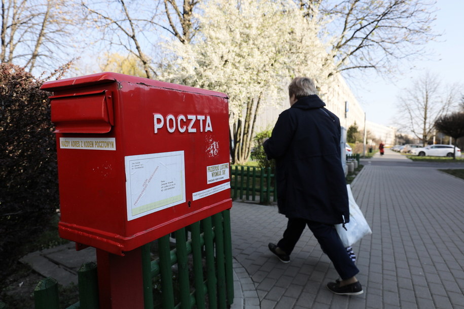 Skrzynka pocztowa na osiedlu w Warszawie /Paweł Supernak /PAP