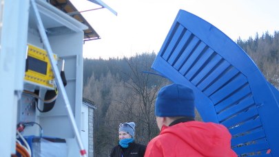 Skrzynki imitują ludzi przysypanych lawiną. Jak ich uratować?