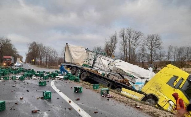 Skrzynki z piwem wypadły na drogę. Kierowca chciał ominąć sarnę [ZDJĘCIA]