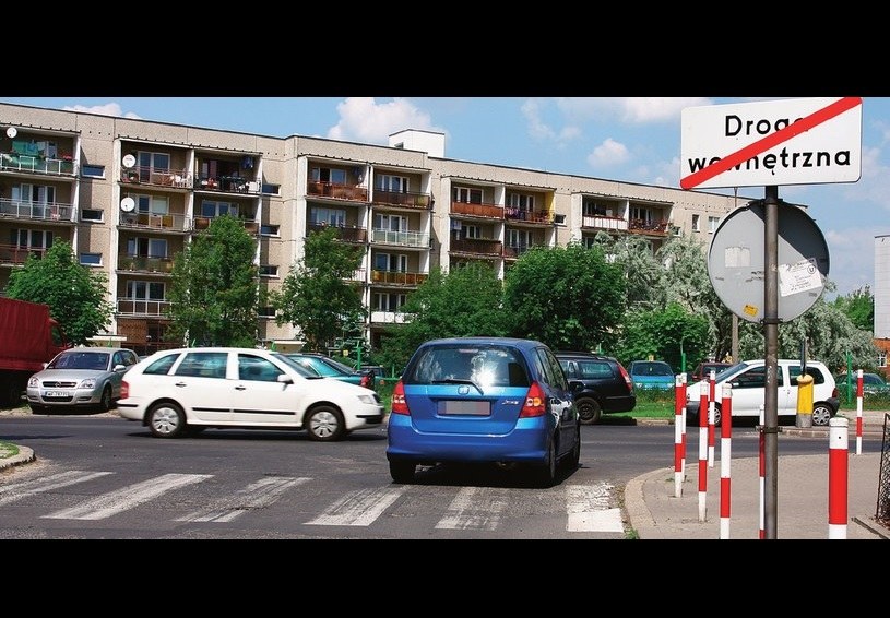 Skrzyżowania z drogą wewnętrzną formalnie nie są skrzyżowaniami. /Interia.pl /Informacja prasowa