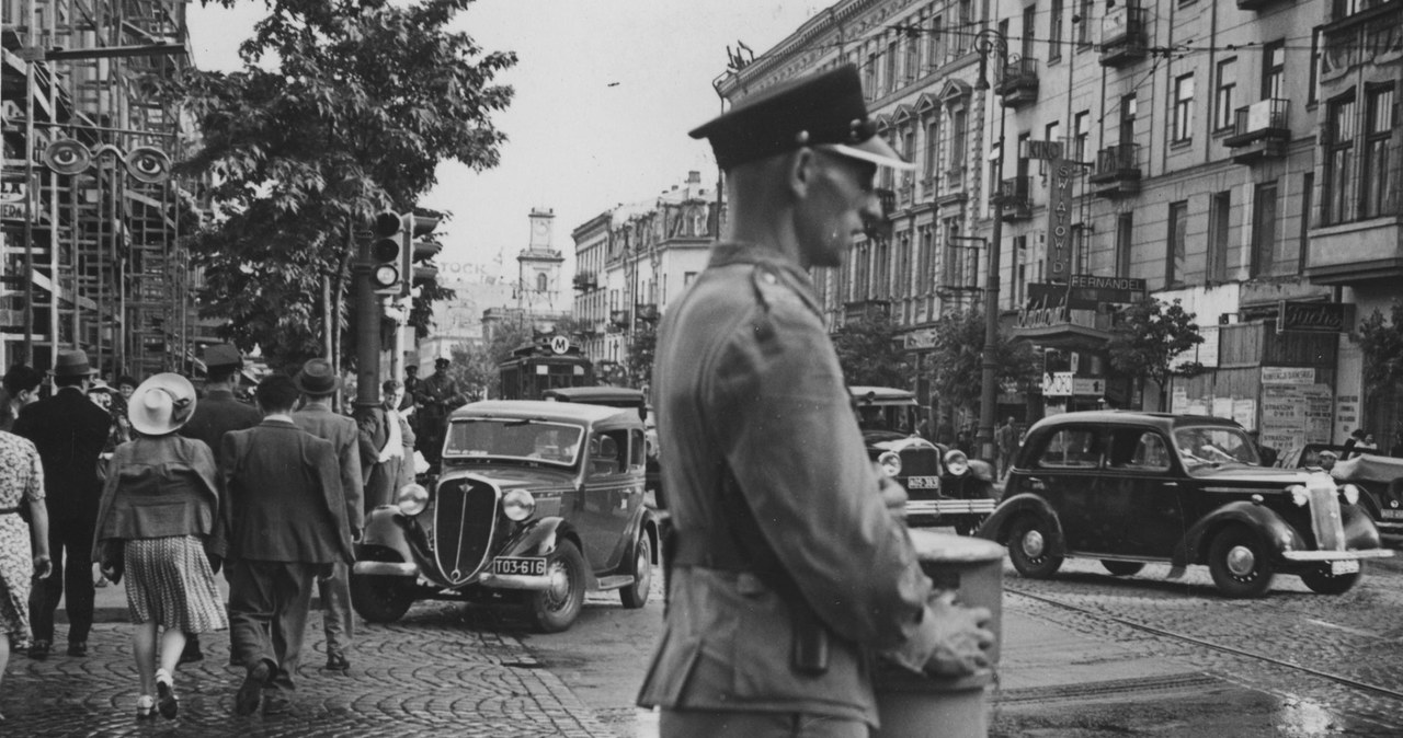 Skrzyżowanie ulicy Marszałkowskiej i Złotej w kierunku alej Jerozolimskich w Wrszawie. Widoczny policjant kierujący ruchem i samochody - z lewej taksówka Polski Fiat 508 / fot. Narodowe Archiwum Cyfrowe /