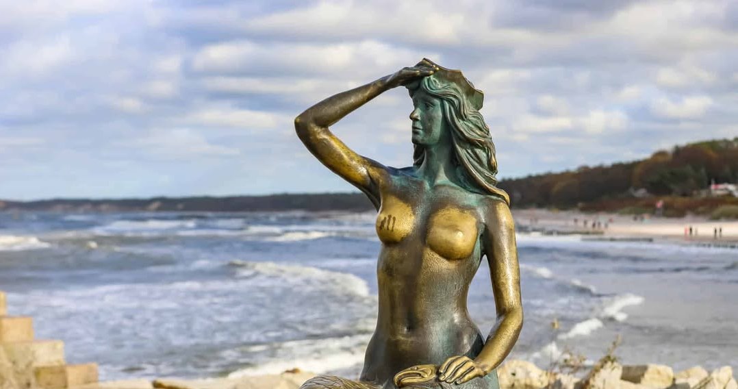 Скульптура русалки - один з відомих символів Устки та популярне місце для фото /Domena publiczna