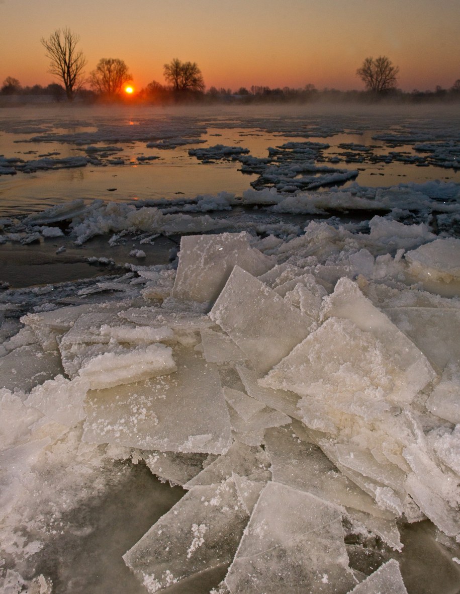 Skuta lodem Odra /PATRICK PLEUL  /PAP/EPA