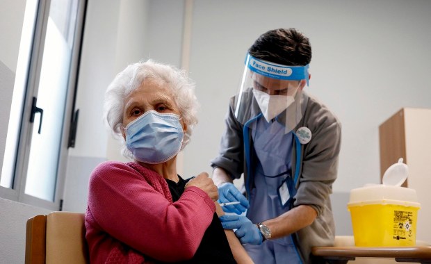 Skuteczna i bezpieczna. EMA: Szczepionka AstraZeneki może być stosowana u wszystkich powyżej 18. roku życia