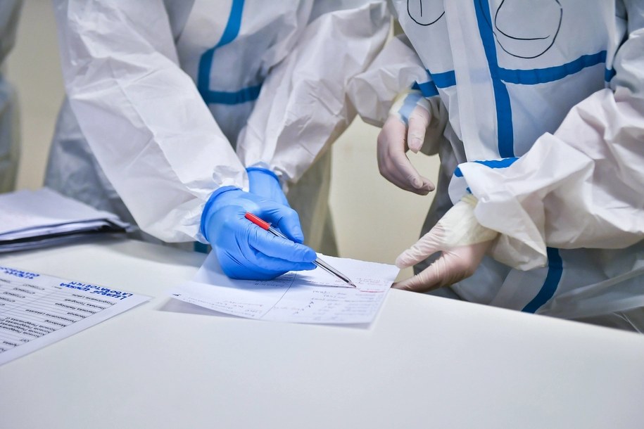 "Skuteczne kontrolowanie Covid-19 nie ogranicza się jedynie do powszechnych szczepień" - twierdzą autorzy badania /Andrzej Lange /PAP