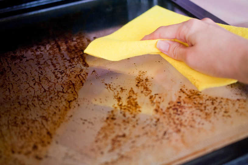 Skuteczne środki do czyszczenia uporczywego brudu masz w domu, więc skorzystaj z ich potencjału /123RF/PICSEL