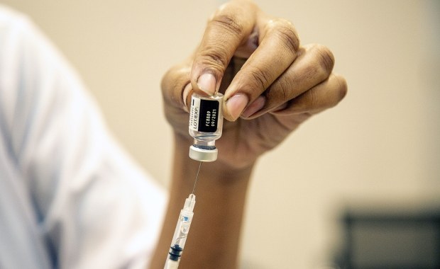 Skuteczność szczepionek wobec wariantu Delta. Nowe badania