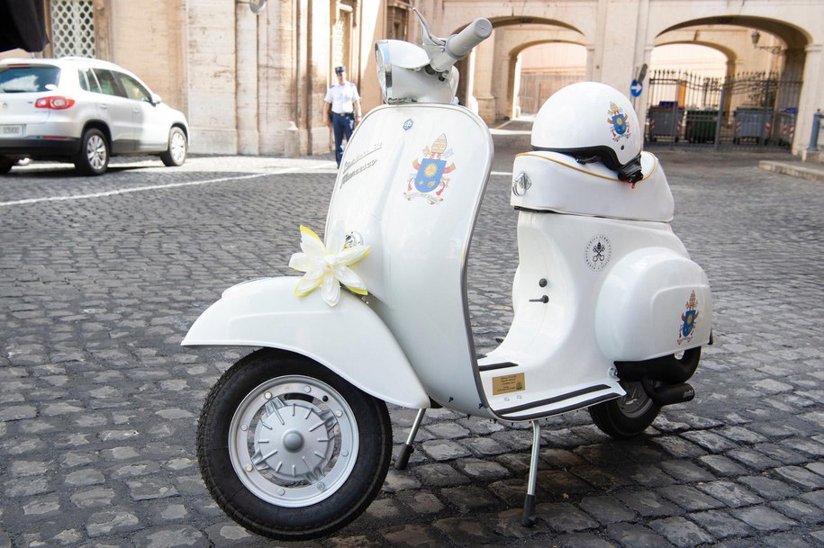 Skuter Vespa /VATICAN MEDIA HANDOUT /PAP/EPA