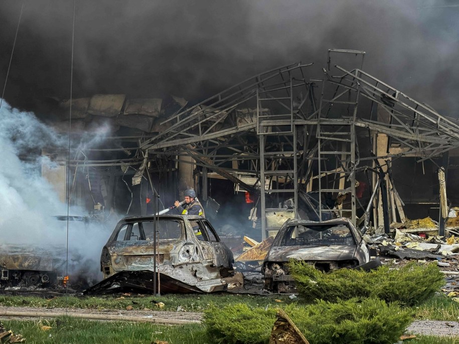 Skutki ataku Rosji na Zaporoże w południowo-wschodniej części Ukrainy, do którego doszło w nocy z 4 na 5 maja 2026 roku /DARYA NAZAROVA/AFP/East News /East News