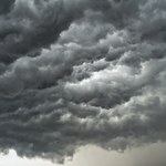 Skutki burz na Warmii i Mazurach: Niemal 5 tys. odbiorców bez prądu