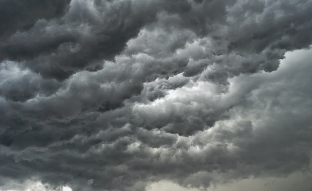 Skutki burz na Warmii i Mazurach: Niemal 5 tys. odbiorców bez prądu