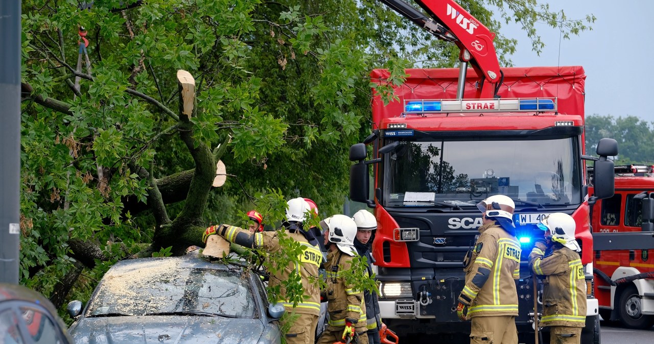 Skutki gwałtownej burzy w Warszawie (arch.) /Mateusz Marek /PAP