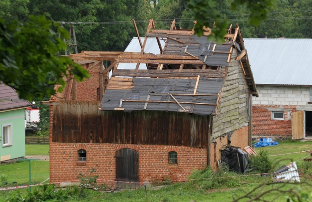 Skutki gwałtownych burz to awarie stacji transformatorowych, zerwane dachy oraz przewrócone drzewa /Tomasz Waszczuk /PAP