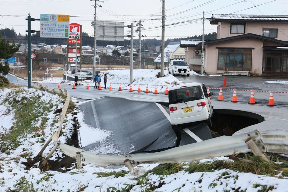 Skutki poniedziałkowego trzęsienia ziemi w japońskiej prefekturze Aomori /STR/AFP /East News