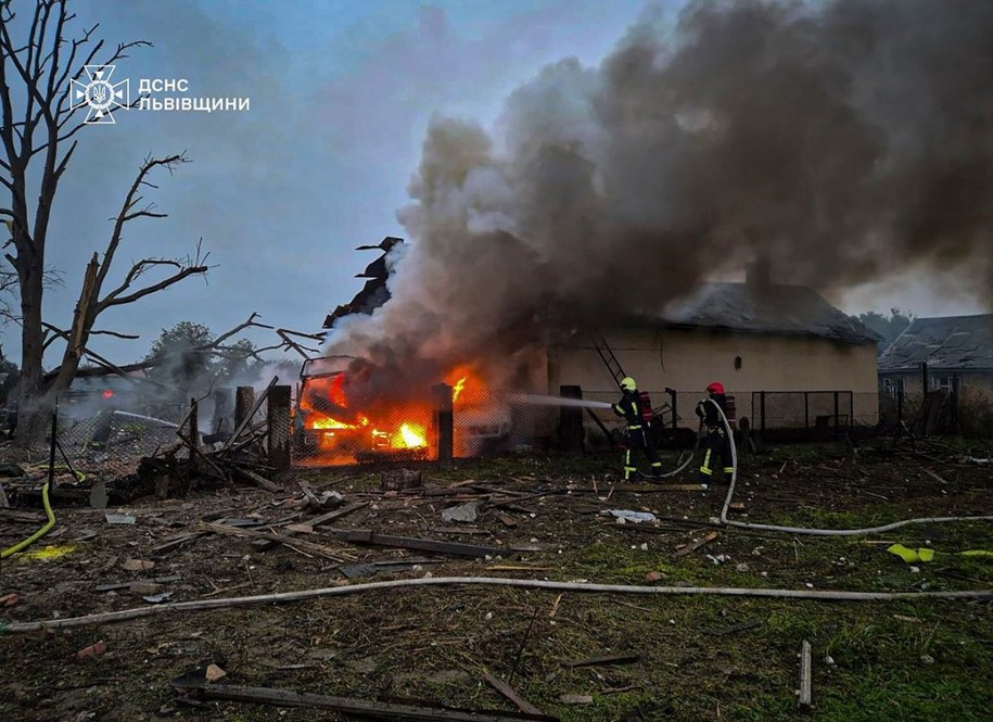 Skutki rosyjskiego ataku powietrznego we Lwowie /STATE EMERGENCY SERVICE / HANDOUT /PAP/EPA
