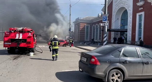 Skutki rosyjskiego ataku rakietowego na dworcu kolejowym w Kramatorsku / Rada Najwyższa Ukrainy /PAP
