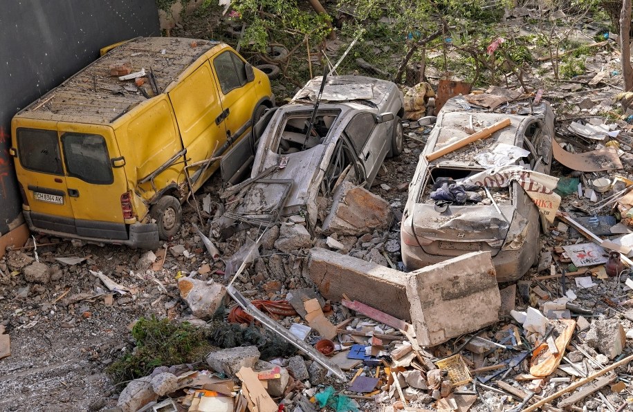 Skutki rosyjskiego ataku z użyciem dronów w Odessie /Alena Salomonova /PAP