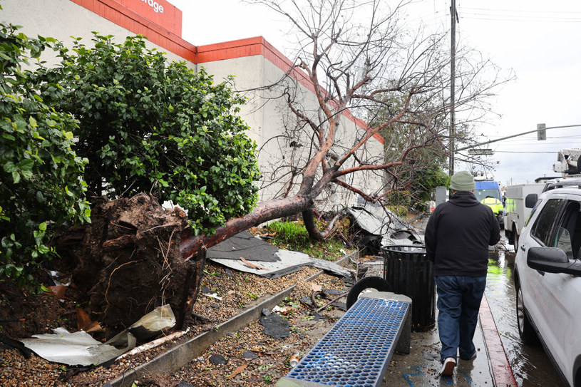 Skutki tornada w mieście Montebello w Kalifornii. Prędkość wiatru przekraczała 170 km/h /	Mario Tama / Staff /Getty Images
