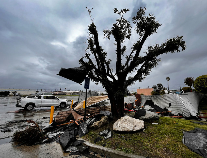 Skutki tornado w kalifornijskim Montebello /Allen J. Schaben / Contributor /Getty Images