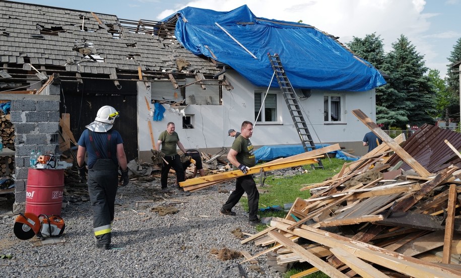 Skutki trąby powietrznej nad Kaniowem / 	Andrzej Grygiel    /PAP