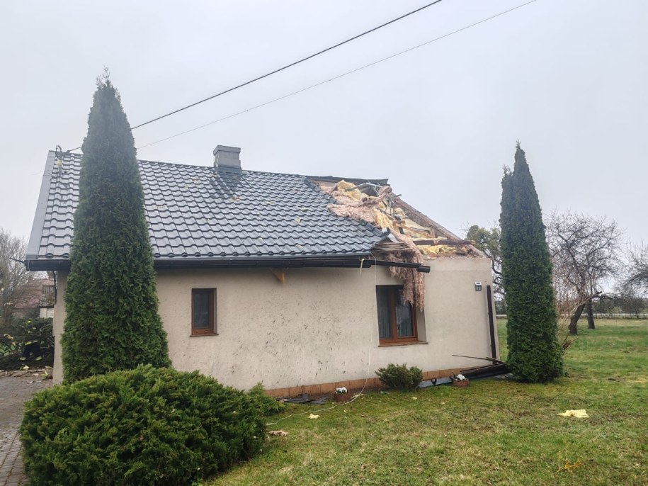 Skutki trudnych warunków atmosferycznych, jakie panują w Polsce /Straż Pożarna /Państwowa Straż Pożarna