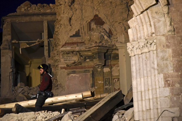 Skutki trzęsienia ziemi we Włoszech /PIETRO CROCCHIONI /PAP/EPA