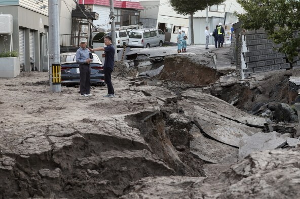Skutki trzęsienia ziemi /KIMIMASA MAYAMA /PAP/EPA