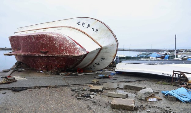 Skutki tsunami w prefekturze Ishikawa /PAP/Newscom