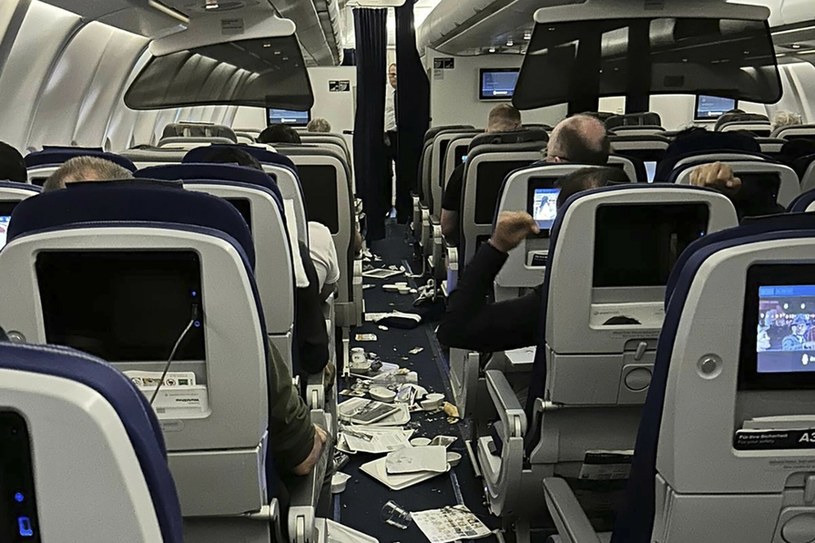 Skutki turbulencji na pokładzie samolotu linii Lufthansa /Ecaterina Fadhel/Associated Press /East News