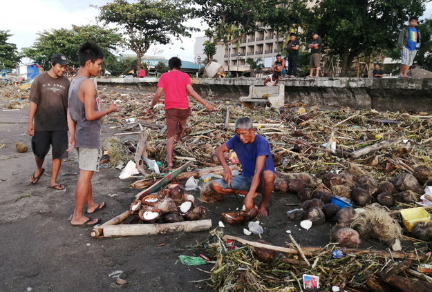 Skutki uderzenia tajfunu Phanfone najbardziej odczuli mieszkańcy środkowych i wschodnich regionów Filipin /ROBERT DEJON