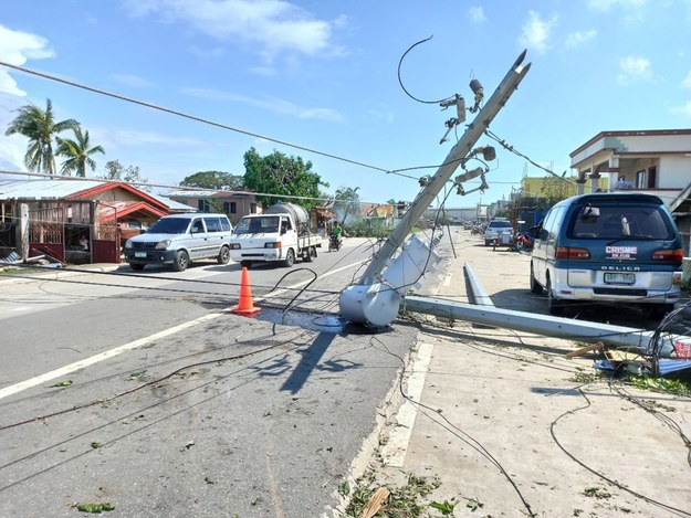 Skutki uderzenia tajfunu Phanfone najbardziej odczuli mieszkańcy środkowych i wschodnich regionów Filipin /LEO SOLINAP /PAP/EPA