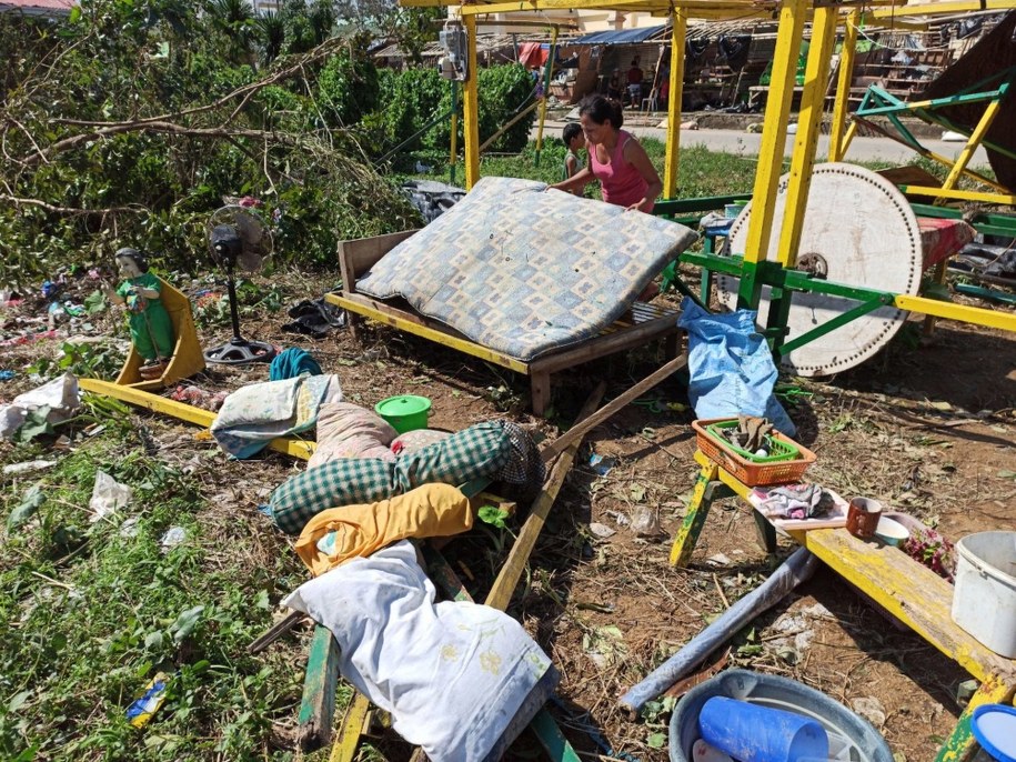 Skutki uderzenia tajfunu Phanfone najbardziej odczuli mieszkańcy środkowych i wschodnich regionów Filipin /LEO SOLINAP /PAP/EPA