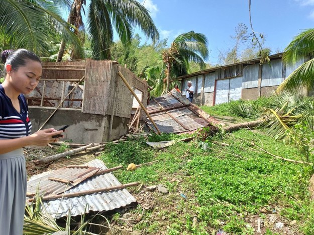 Skutki uderzenia tajfunu Phanfone najbardziej odczuli mieszkańcy środkowych i wschodnich regionów Filipin /LEO SOLINAP /PAP/EPA