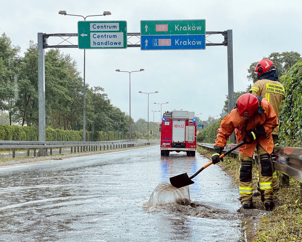 Skutki ulew: Drzewo spadło na auto, ewakuowano obóz