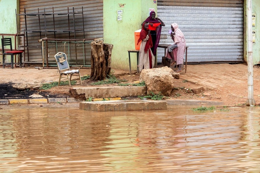 Skutki ulewnych deszczy, które przeszły nad Sudanem pod koniec sierpnia - tak wygladała jedna z ulic w stolicy kraju, Chartumie /EBRAHIM HAMID/AFP /East News/AFP