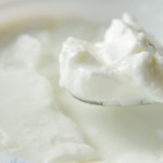 Skyr uchodzi za zdrową przekąskę w ciągu dnia. Jeden szczegół w składzie sprawia, że zamienia się w niezdrową, kaloryczną bombę