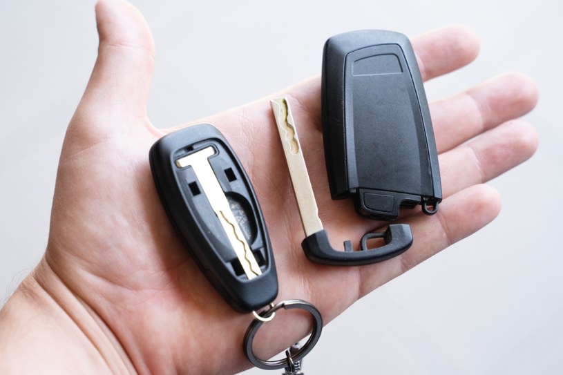 Słaba bateria w kluczyku od samochodu daje wyraźne sygnały. Jednym z nich jest komunikat "Low ket battery" na desce rozdzielczej w aucie /Jan Guss-Gasiński /INTERIA.PL