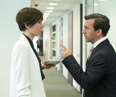 "Słaba płeć?" to przewrotna komedia o pokoleniu obecnych trzydziestolatków. Bohaterką filmu jest Zośka (Olga Bołądź) atrakcyjna, wykształcona i wiedząca czego chce. Rodzinne miasteczko zamieniła na warszawską korporację i pnie się po drabinie sukcesu, choć do raju jeszcze droga daleka. 
 