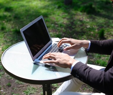 Słabe Wi-Fi w ogrodzie. Jak zwiększyć zasięg internetu?