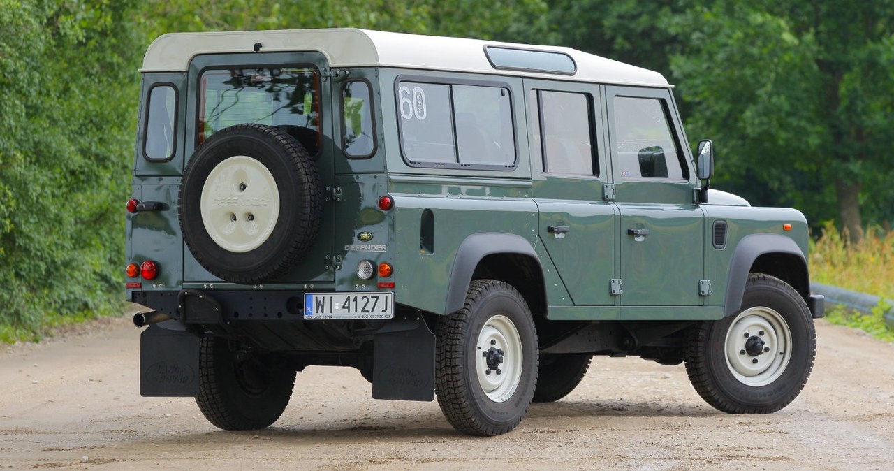 Słabym punktem Land Rovera Defendera są tylne drzwi, które z czasem mogą pękać z powodu ciężaru koła zapasowego. /Motor