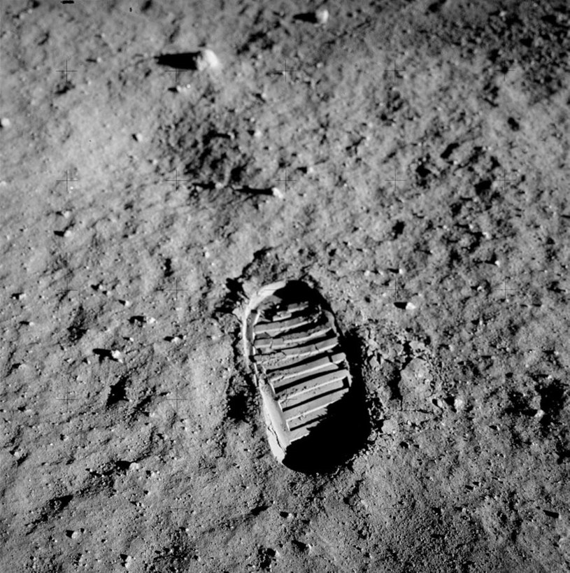 Ślad buta astronauty Buzza Aldrina na powierzchni Księżyca /NASA / Buzz Aldrin/domena publiczna /Wikipedia