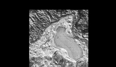 Ślad dawnego jeziora na Plutonie?